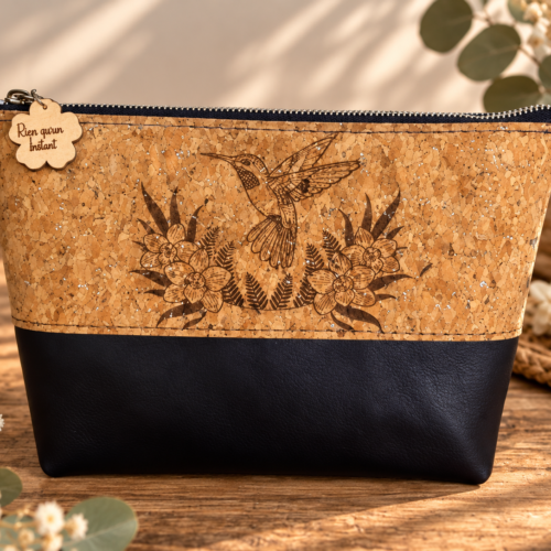 Trousse à maquillage en cuir et liège gravé Colibri