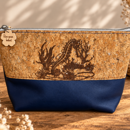 Trousse en cuir bleu marine et liège personnalisable avec gravure hippocampe et fond marin