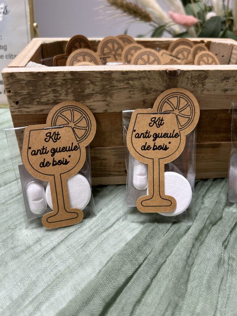 Kit anti gueule de bois mariage avec tisane et confiserie. Un cadeau invité original et plein d’humour pour prolonger la fête.