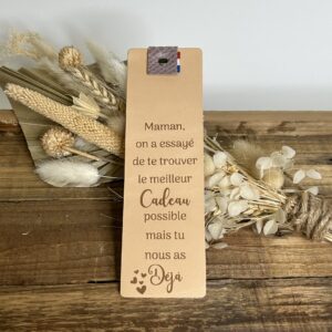 Marque-page en cuir personnalisé avec gravure prénom et message d’anniversaire de mariage, motif mains entrelacées, système de maintien avec pression.