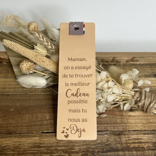 Marque-page en cuir personnalisé avec gravure prénom et message d’anniversaire de mariage, motif mains entrelacées, système de maintien avec pression.