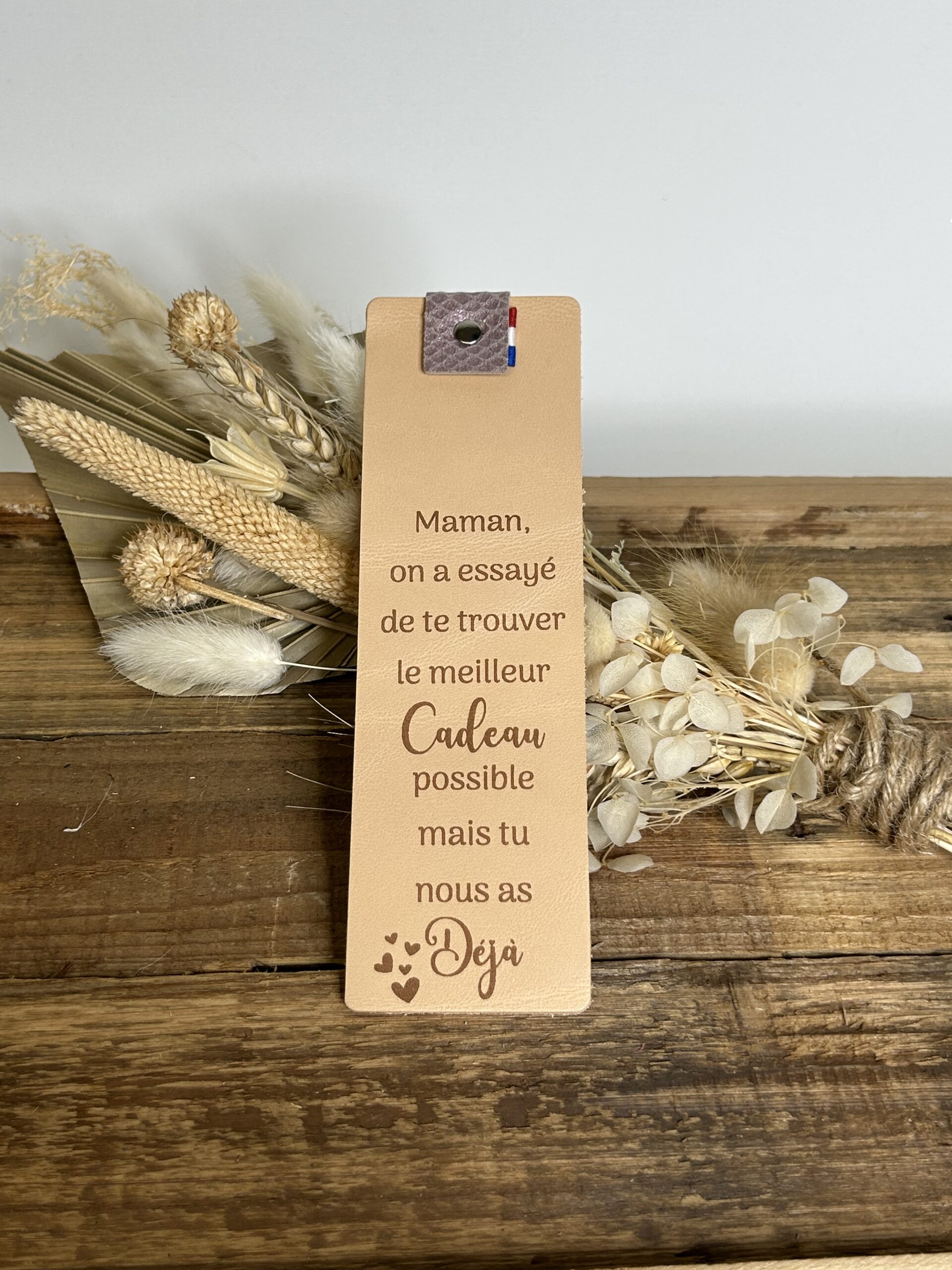 Marque-page en cuir personnalisé avec gravure prénom et message d’anniversaire de mariage, motif mains entrelacées, système de maintien avec pression.