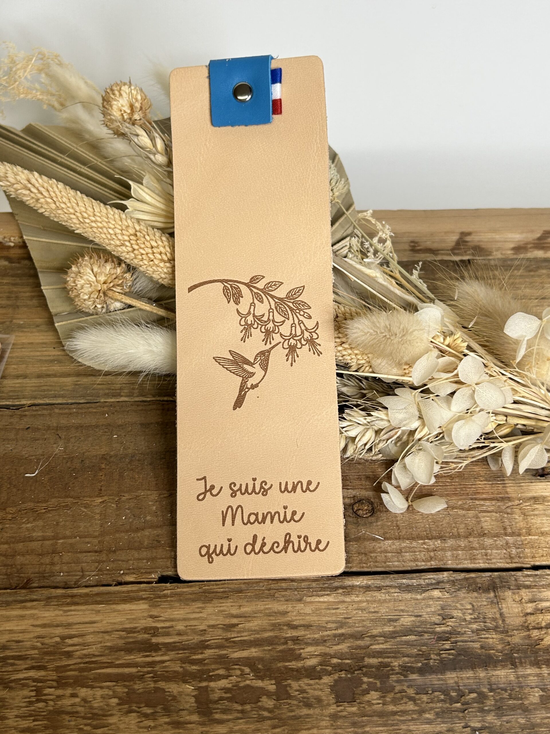 Marque-page en cuir personnalisé avec gravure prénom et message d’anniversaire de mariage, motif mains entrelacées, système de maintien avec pression.