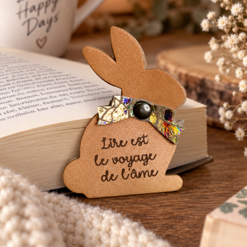 Marque-page magnétique lapin en cuir camel personnalisé avec gravure et nœud irisé