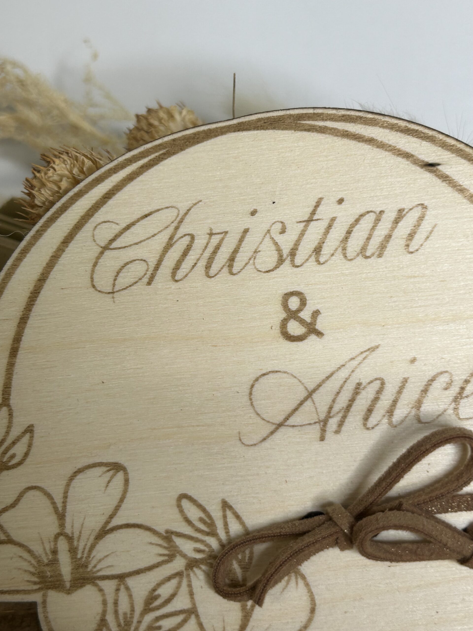 Porte-alliances mariage personnalisé en bois – Image 3