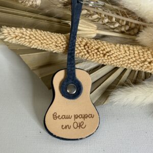 Porte clé Guitare en cuir gravé Beau papa