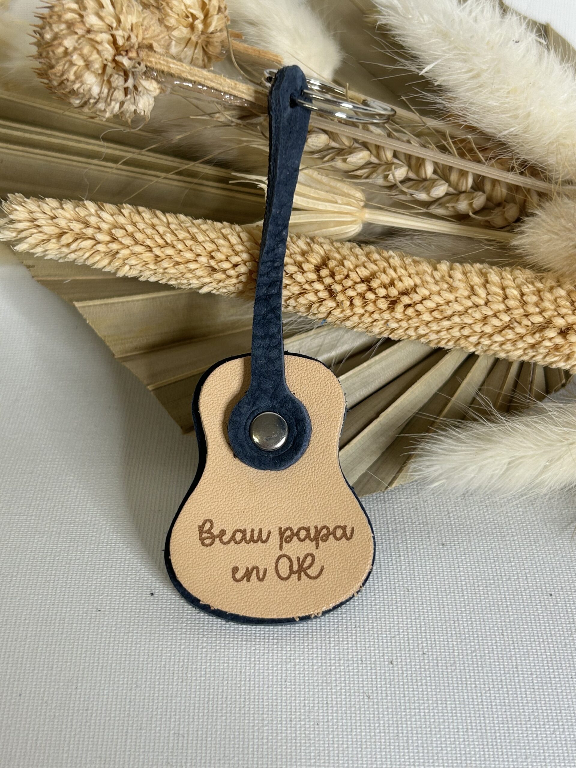 Porte clé Guitare en cuir gravé Beau papa