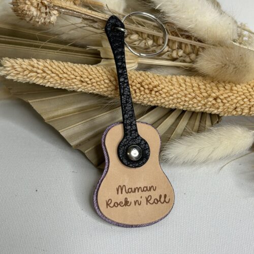 Porte clé Guitare en cuir gravé Maman