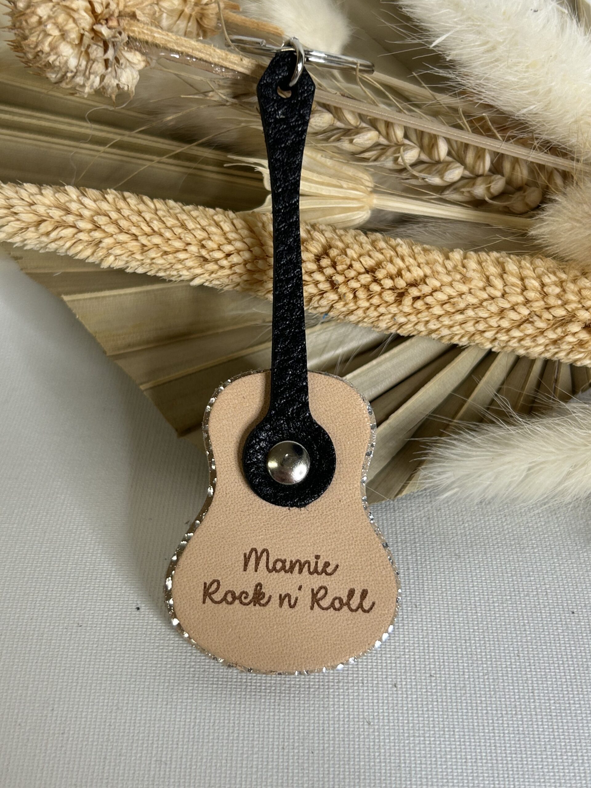 Porte clé Guitare en cuir gravé Mamie