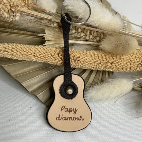 Porte clé Guitare en cuir gravé Papy