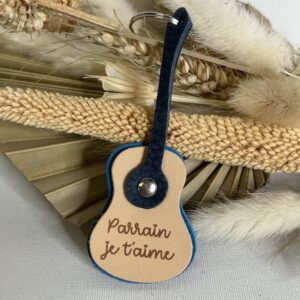 Porte clé Guitare en cuir gravé Parrain
