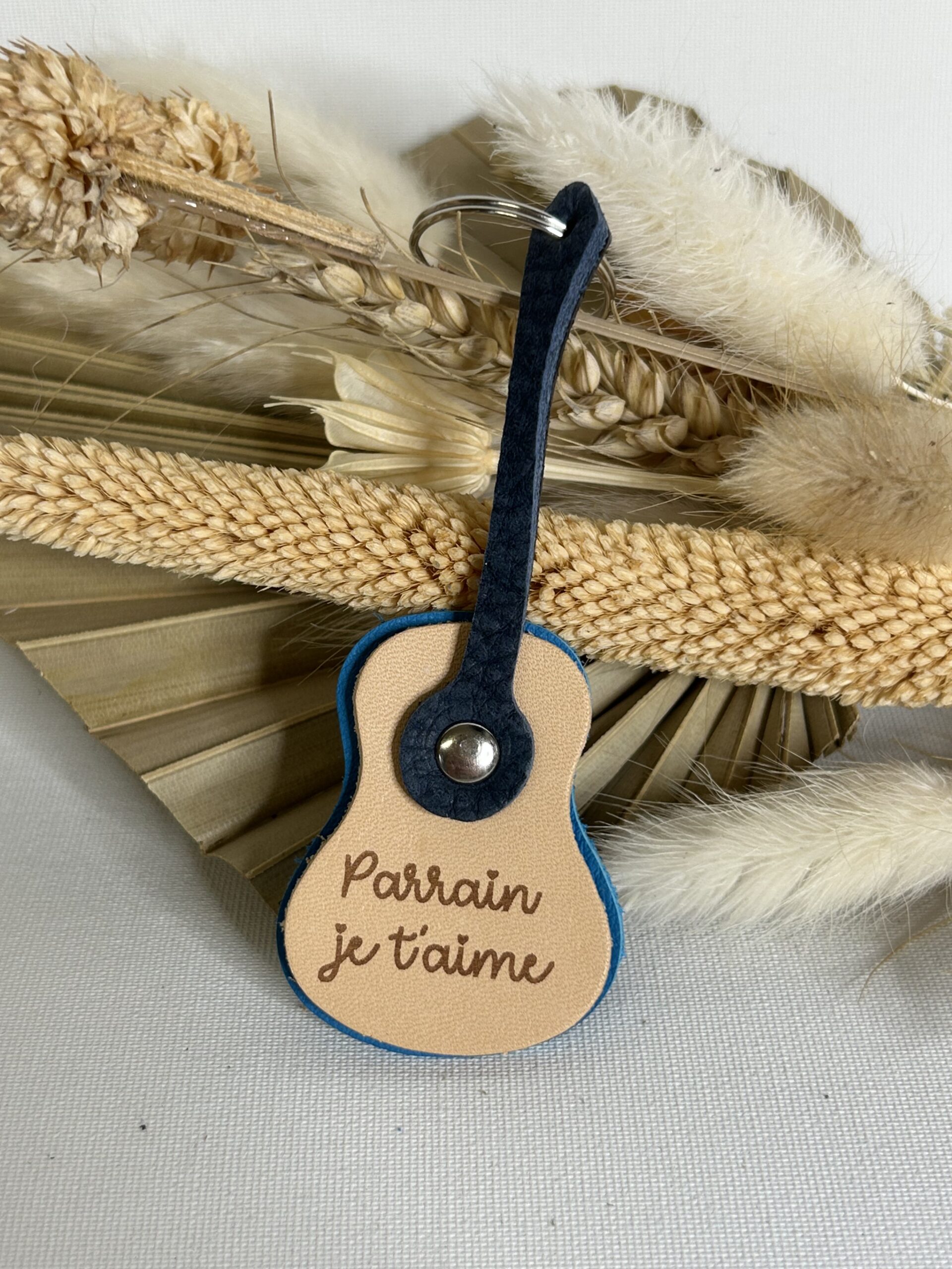 Porte clé Guitare en cuir gravé Parrain