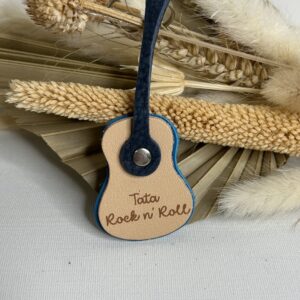Porte clé Guitare en cuir gravé Tata