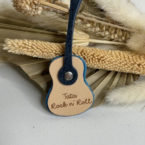 Porte clé Guitare en cuir gravé Tata