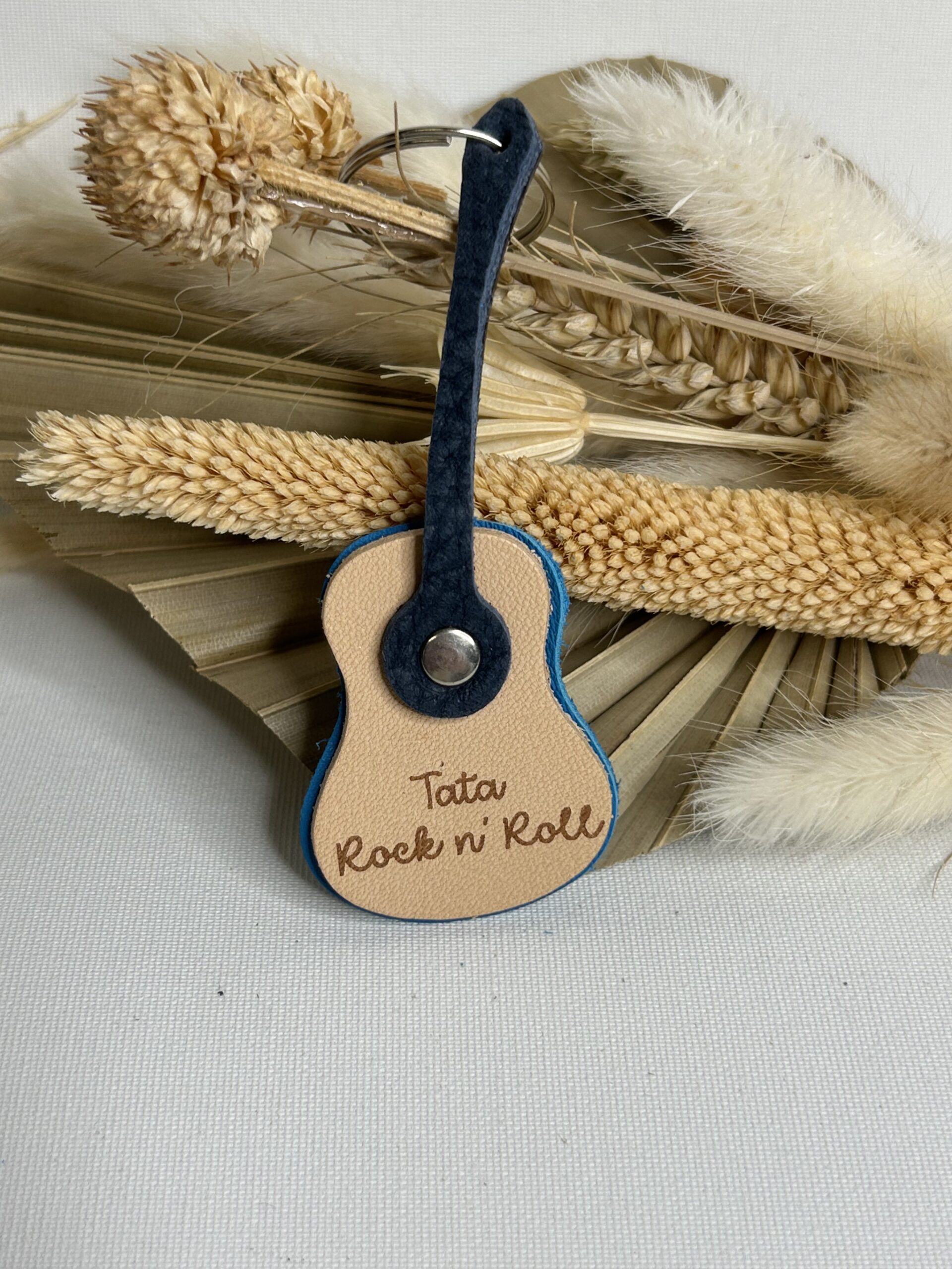 Porte clé Guitare en cuir gravé Tata