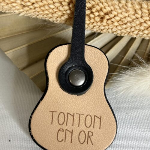 Porte clé Guitare en cuir gravé Tonton