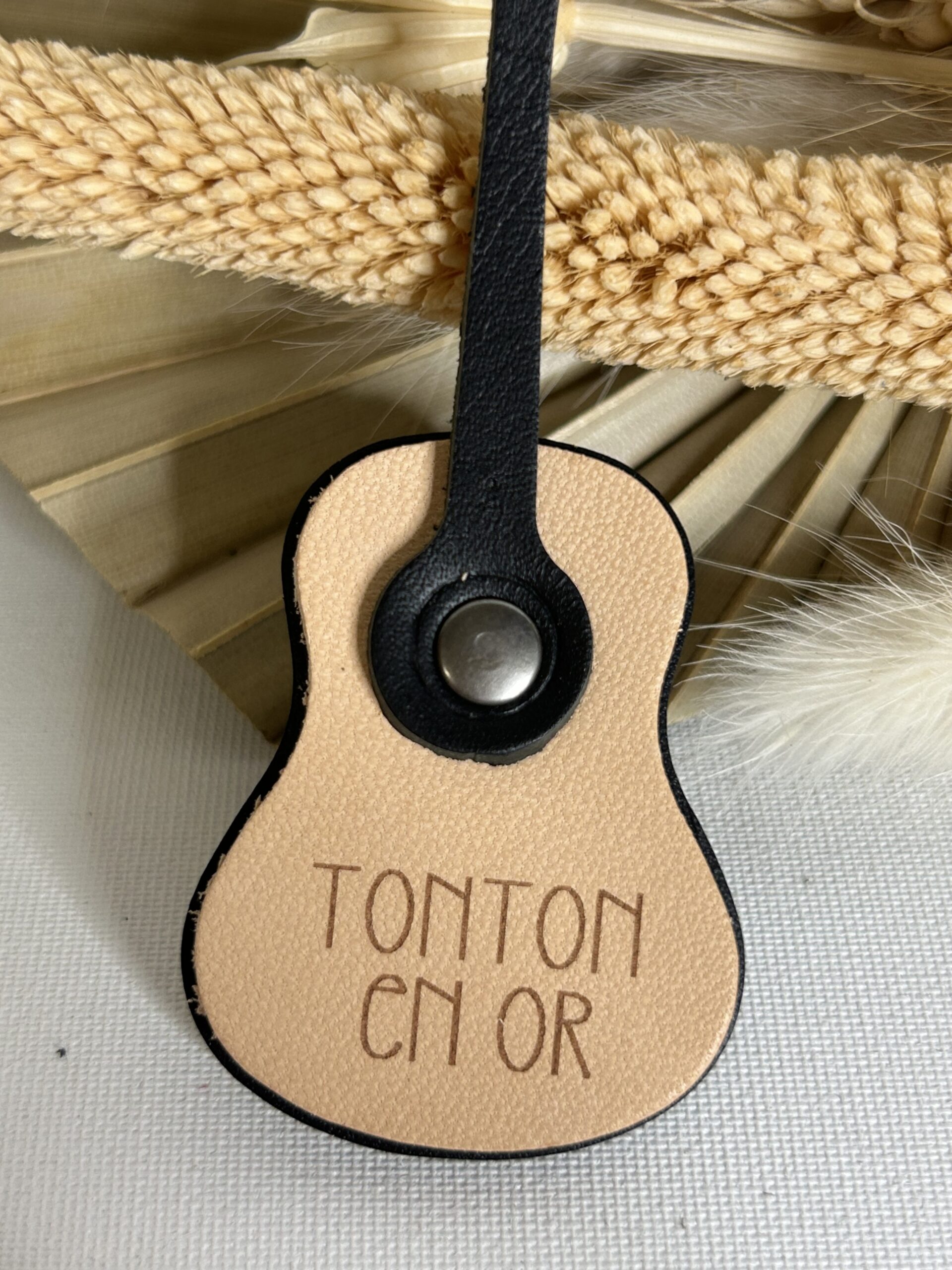 Porte clé Guitare en cuir gravé Tonton