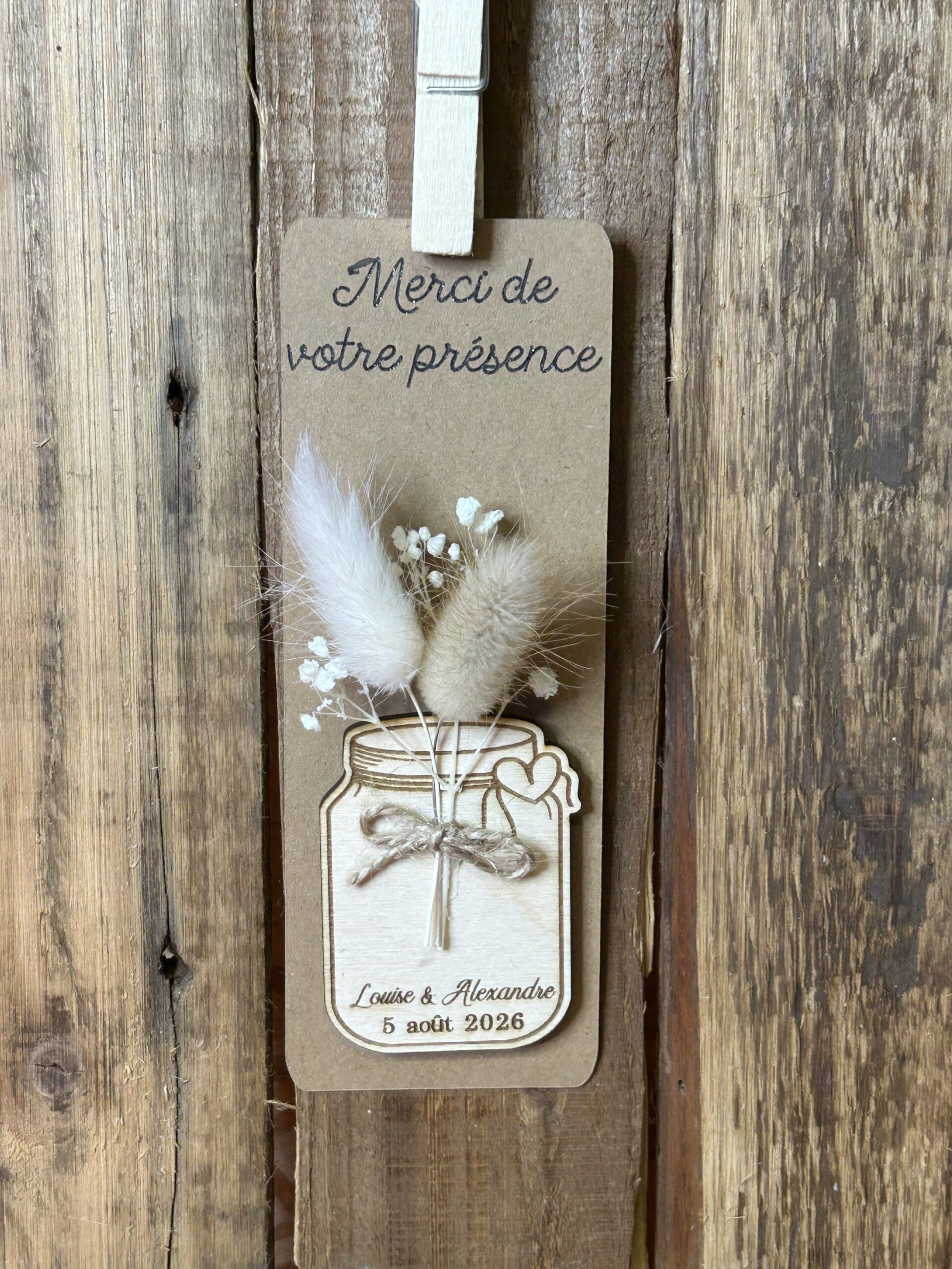 Magnet en bois personnalisé avec fleurs séchées et prénoms des mariés, cadeau invité mariage