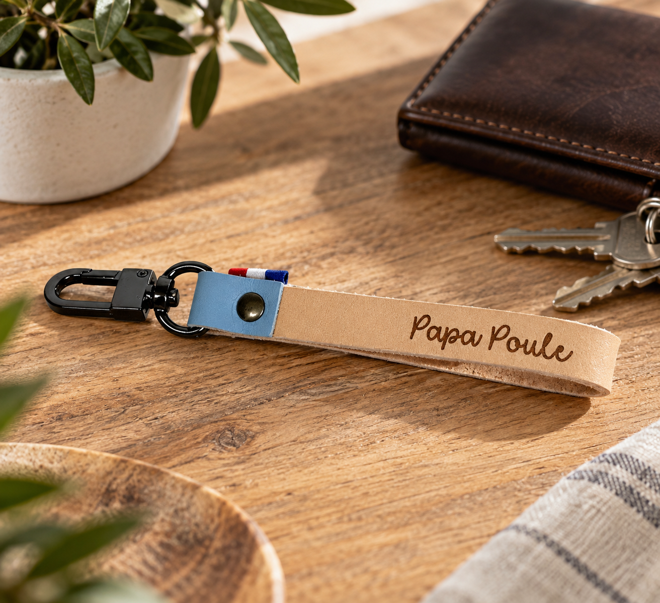 POrte clés en cuir pour homme:papa Porte-clés en cuir personnalisé Papa Poule avec mousqueton noir et détail bleu blanc rouge.