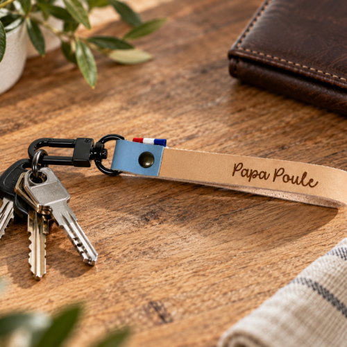 Porte-clés en cuir personnalisé Papa Poule avec mousqueton noir et détail bleu blanc rouge.