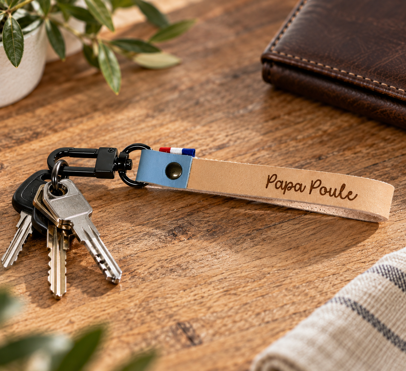 Porte clés en cuir pour homme1 Porte-clés en cuir personnalisé Papa Poule avec mousqueton noir et détail bleu blanc rouge.