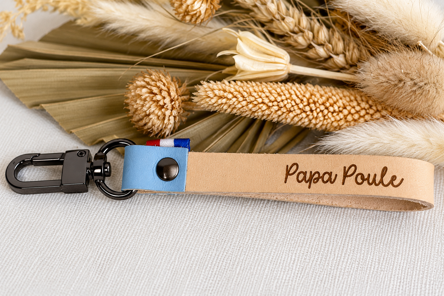 Porte clés en cuir pour homme2 Porte-clés en cuir personnalisé Papa Poule avec mousqueton noir et détail bleu blanc rouge.