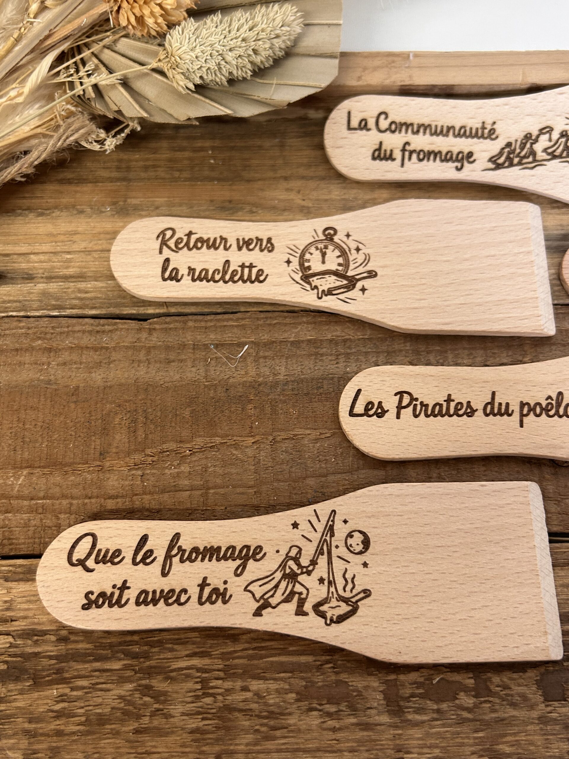 spatule raclette personnalisées7 Spatules à raclette gravées en bois avec messages humoristiques sur le thème du cinéma