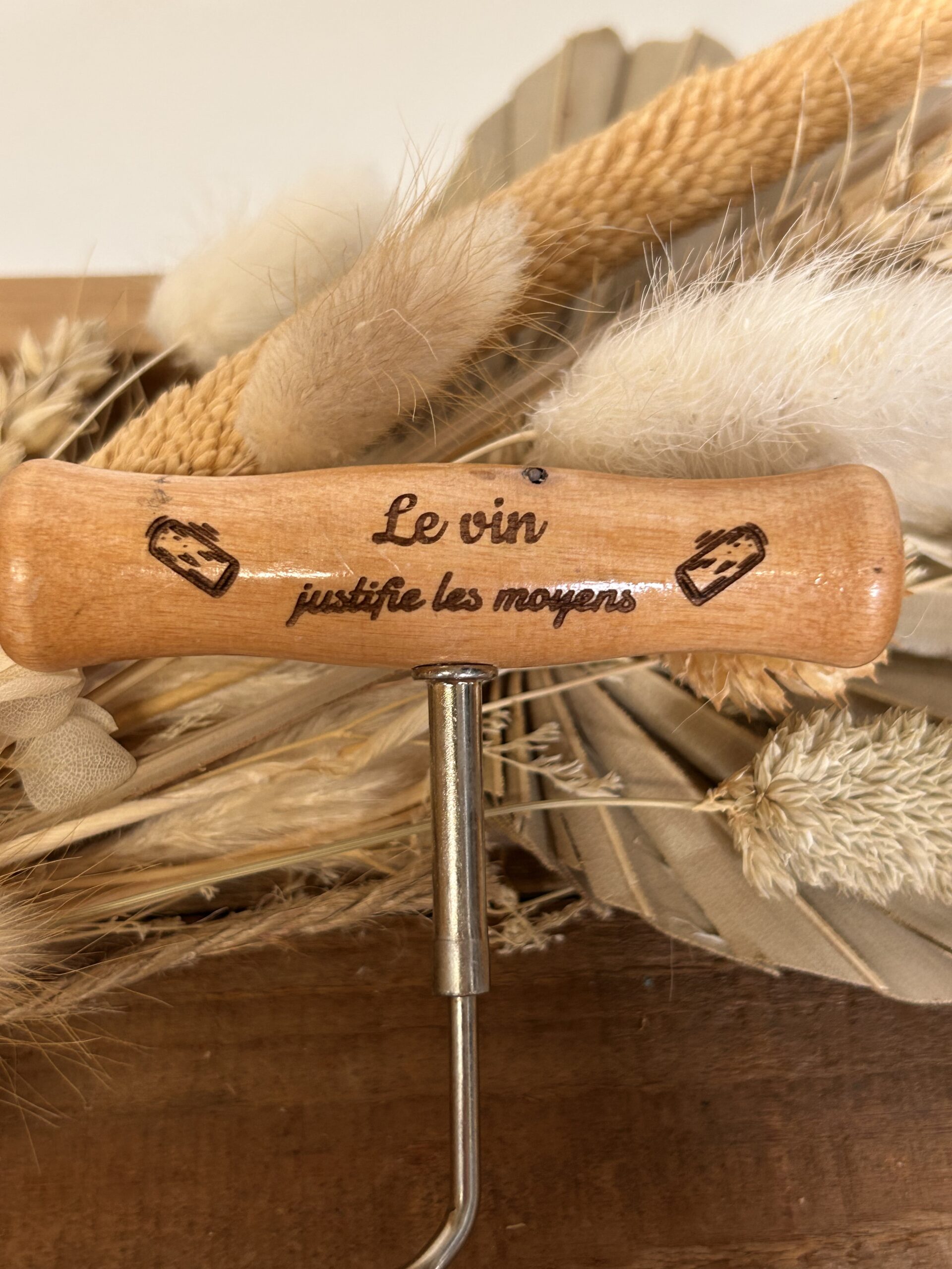 tire bouchon personnalisée2 Tire-bouchon personnalisé en bois gravé Le vin justifie les moyens