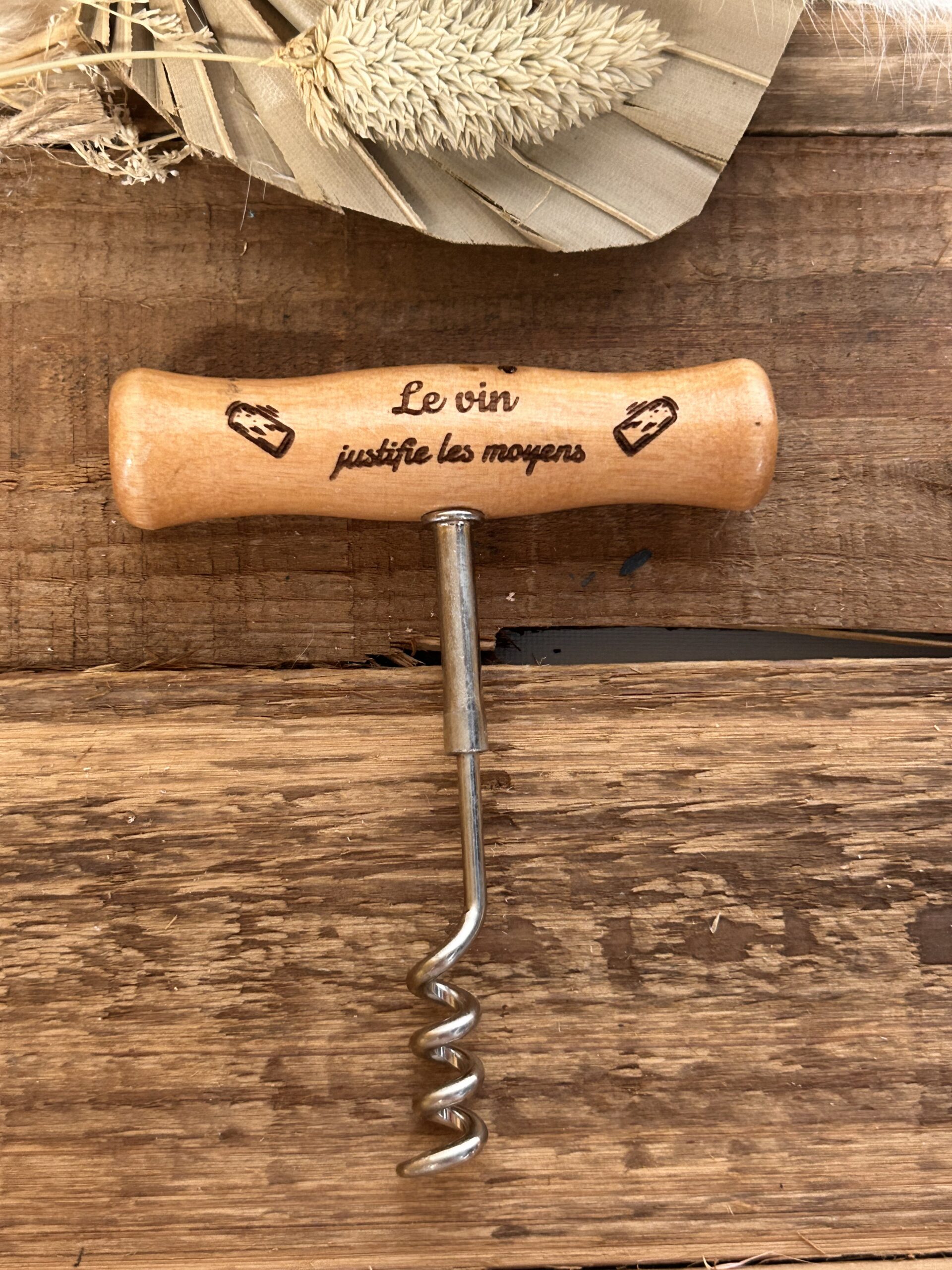 tire bouchon personnalisée3 Tire-bouchon personnalisé en bois gravé Le vin justifie les moyens